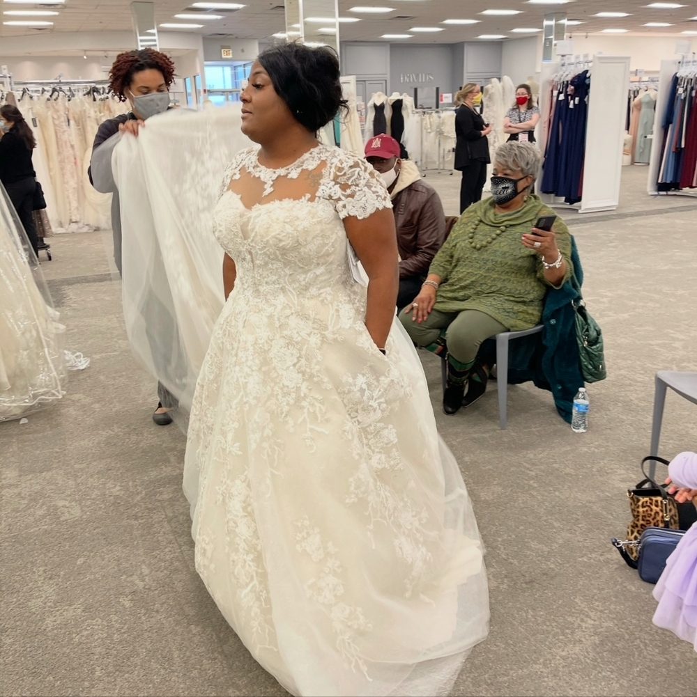 Elegant Lace Wedding Dress- Brand New- No Tags
